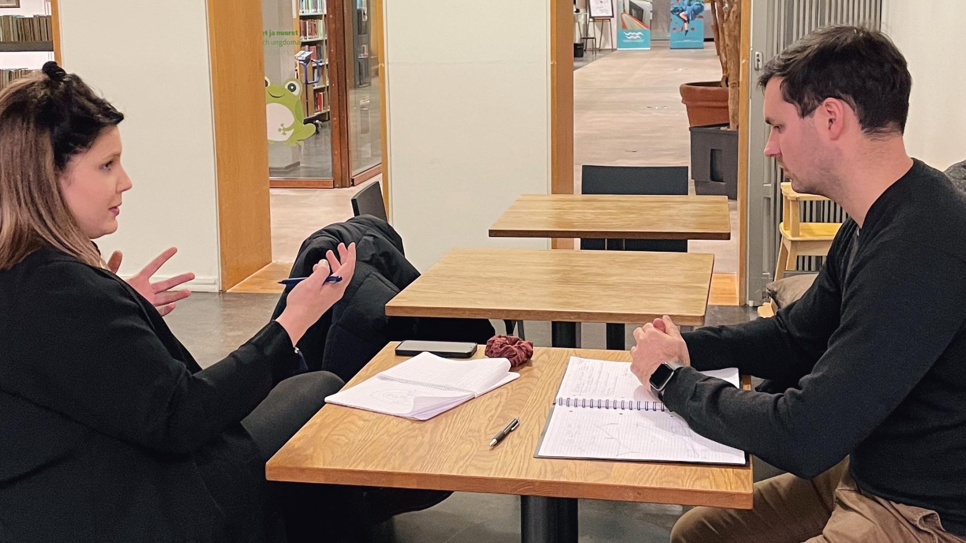 Aktori ja mentori keskustelevat