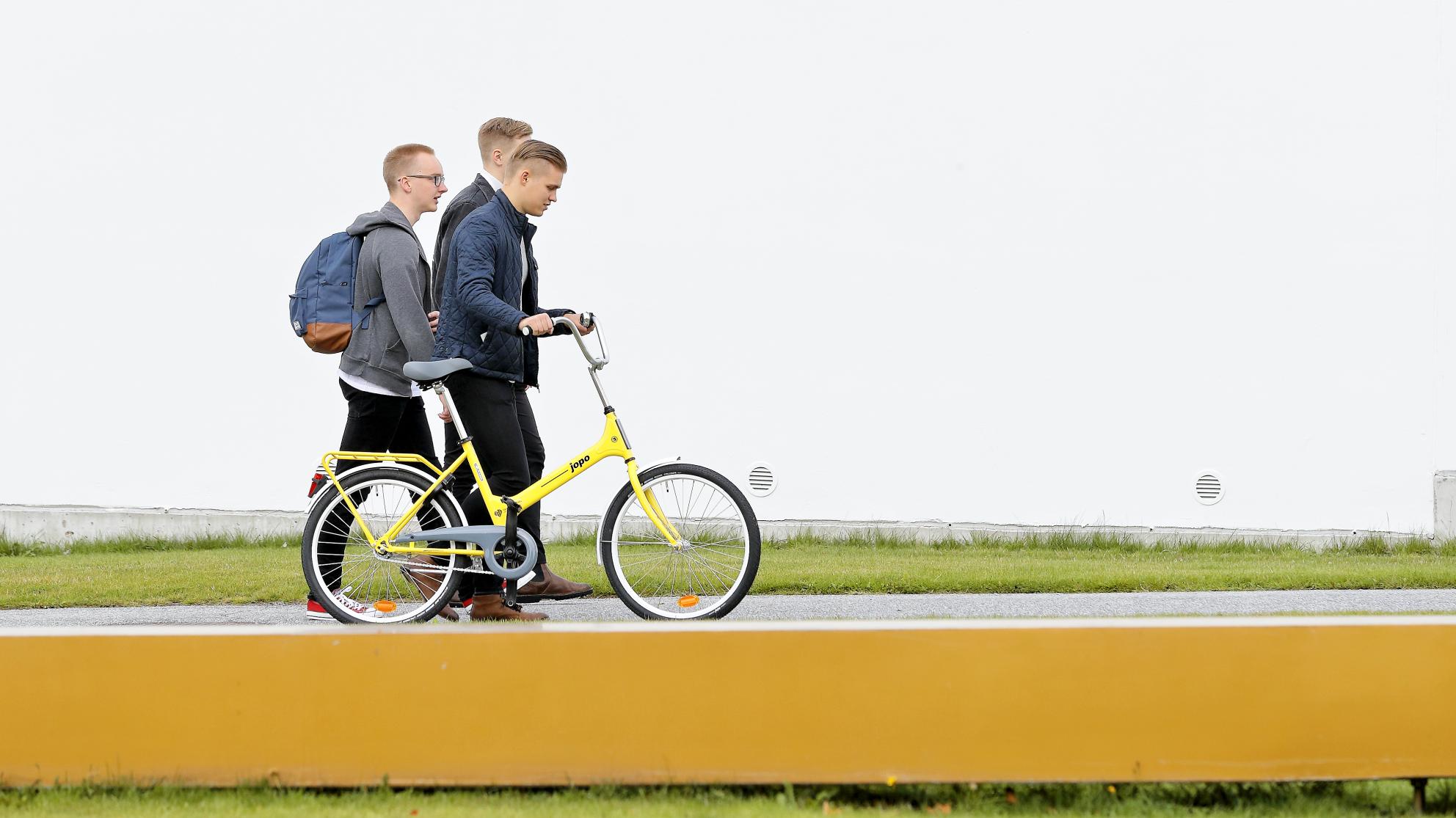 Students from the University of Vaasa walking outdoors