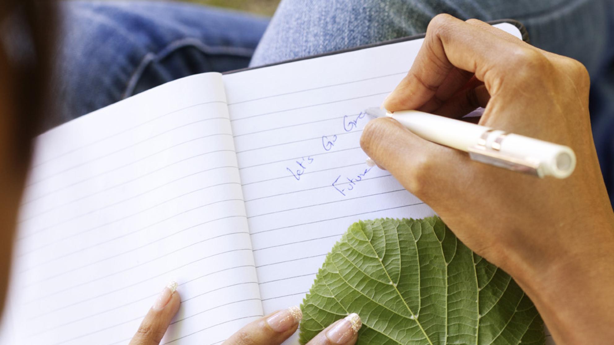 Kuvituskuva: lehtiö ja kynä