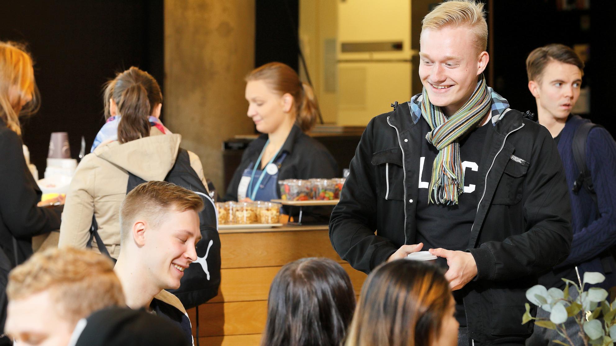 Opiskelijoita kahvilla