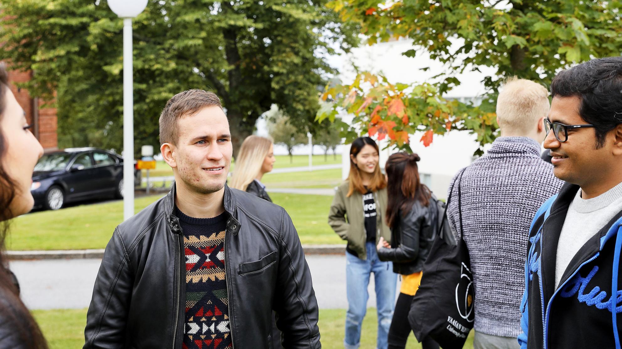 Opiskelijoita kampuksella