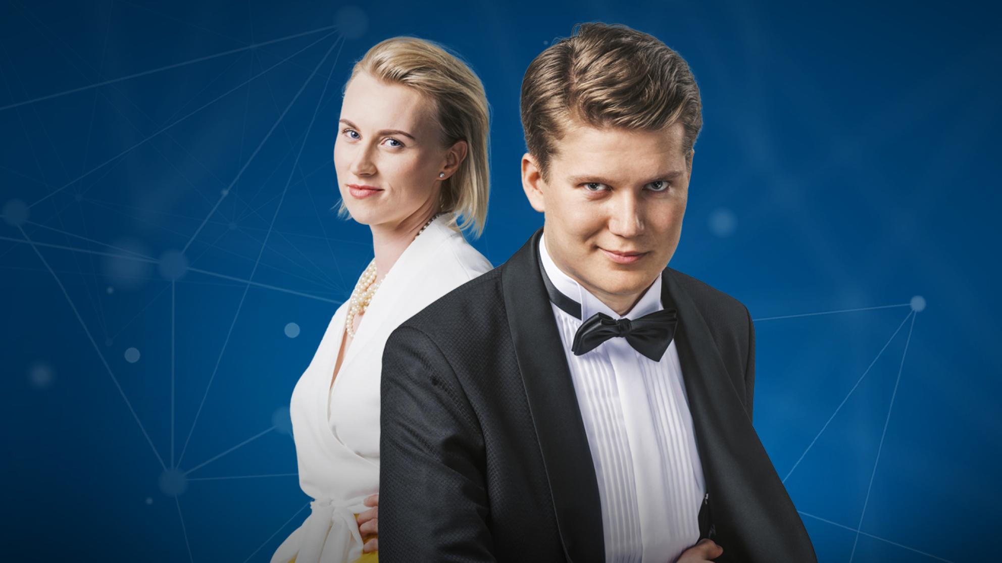 Kaksi henkilöä katsovat kameraan ja hymyilevät, sininen grafiikka taustalla