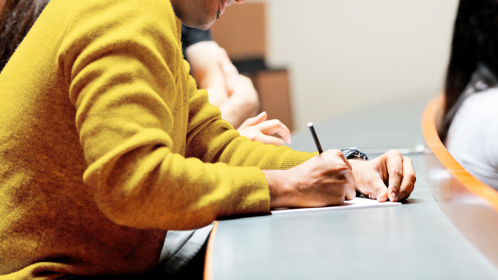 Opiskelija luentosalissa