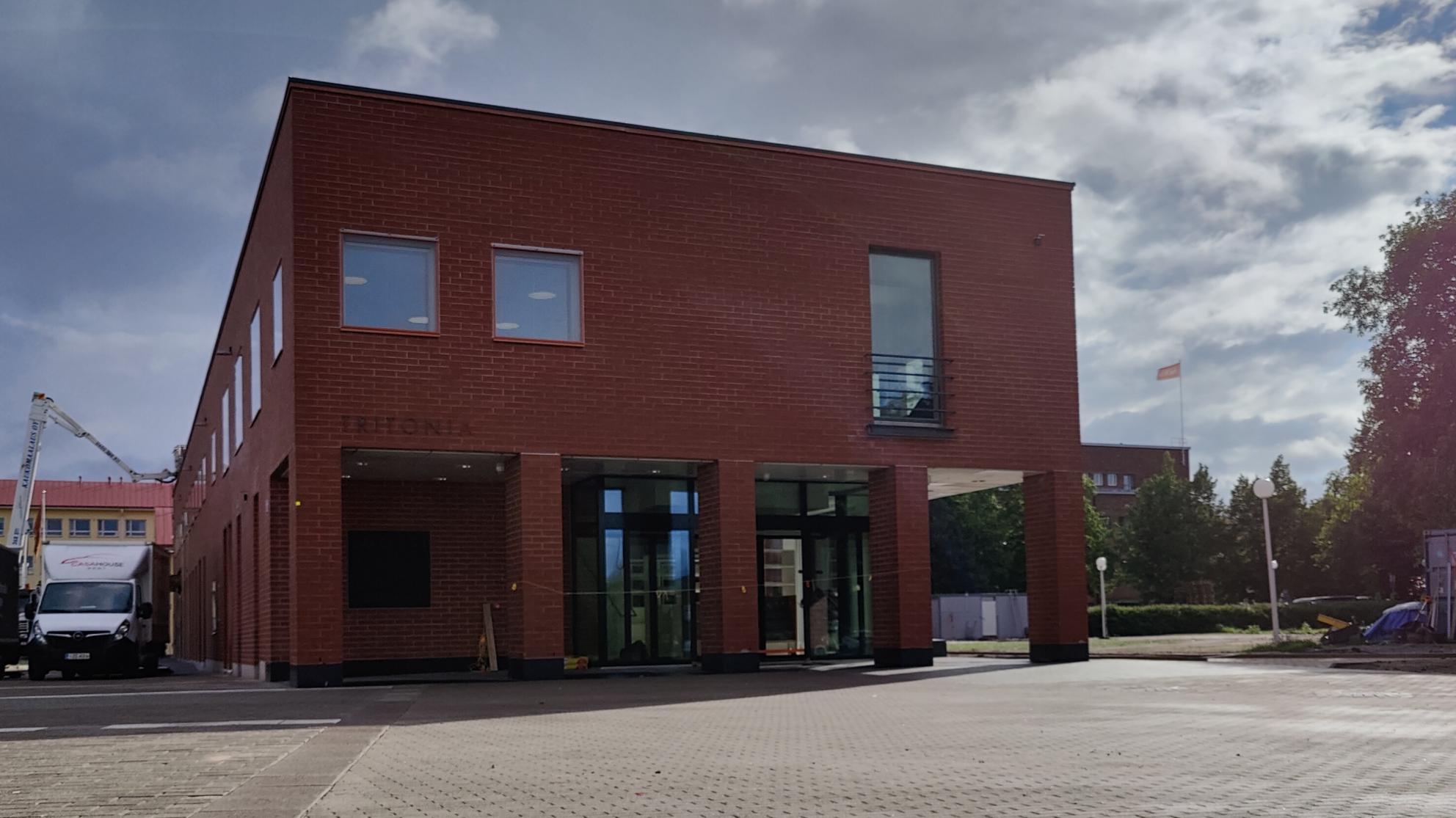 Luotsin yliopiston puoleinen sisäänkäynti