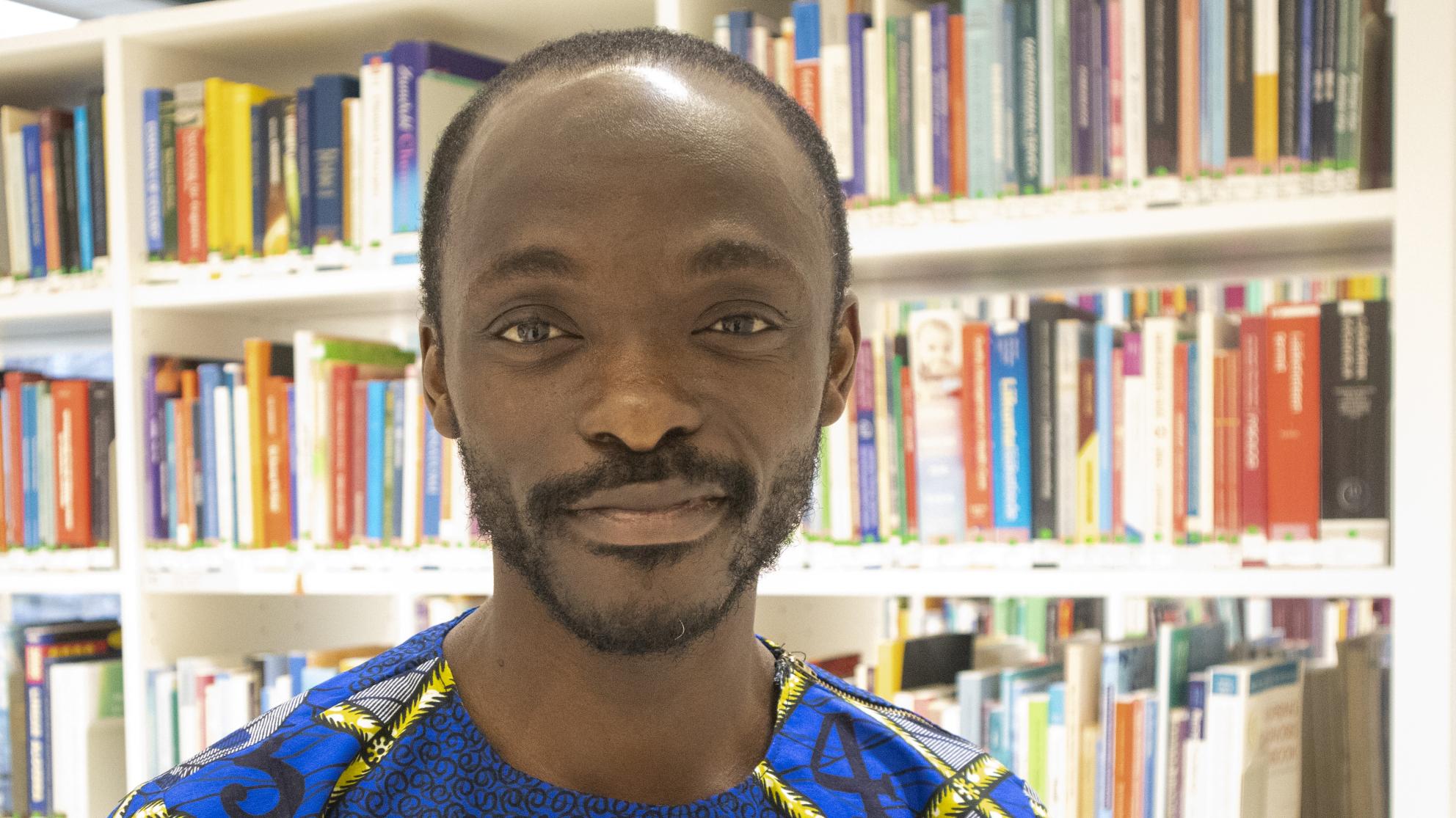 Emmanuel Kusi Appiah Vaasan yliopiston Tritonia-kirjastossa