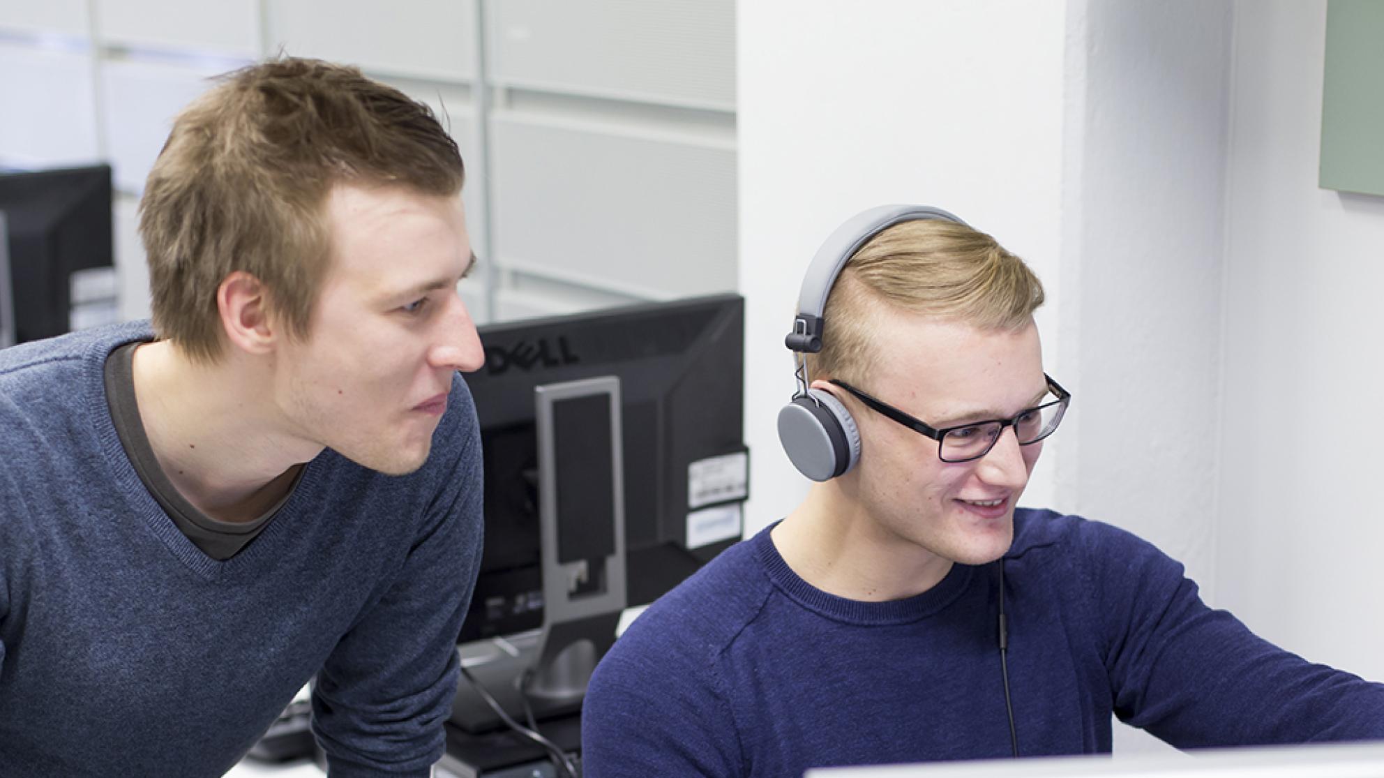 Opiskelijat luokassa