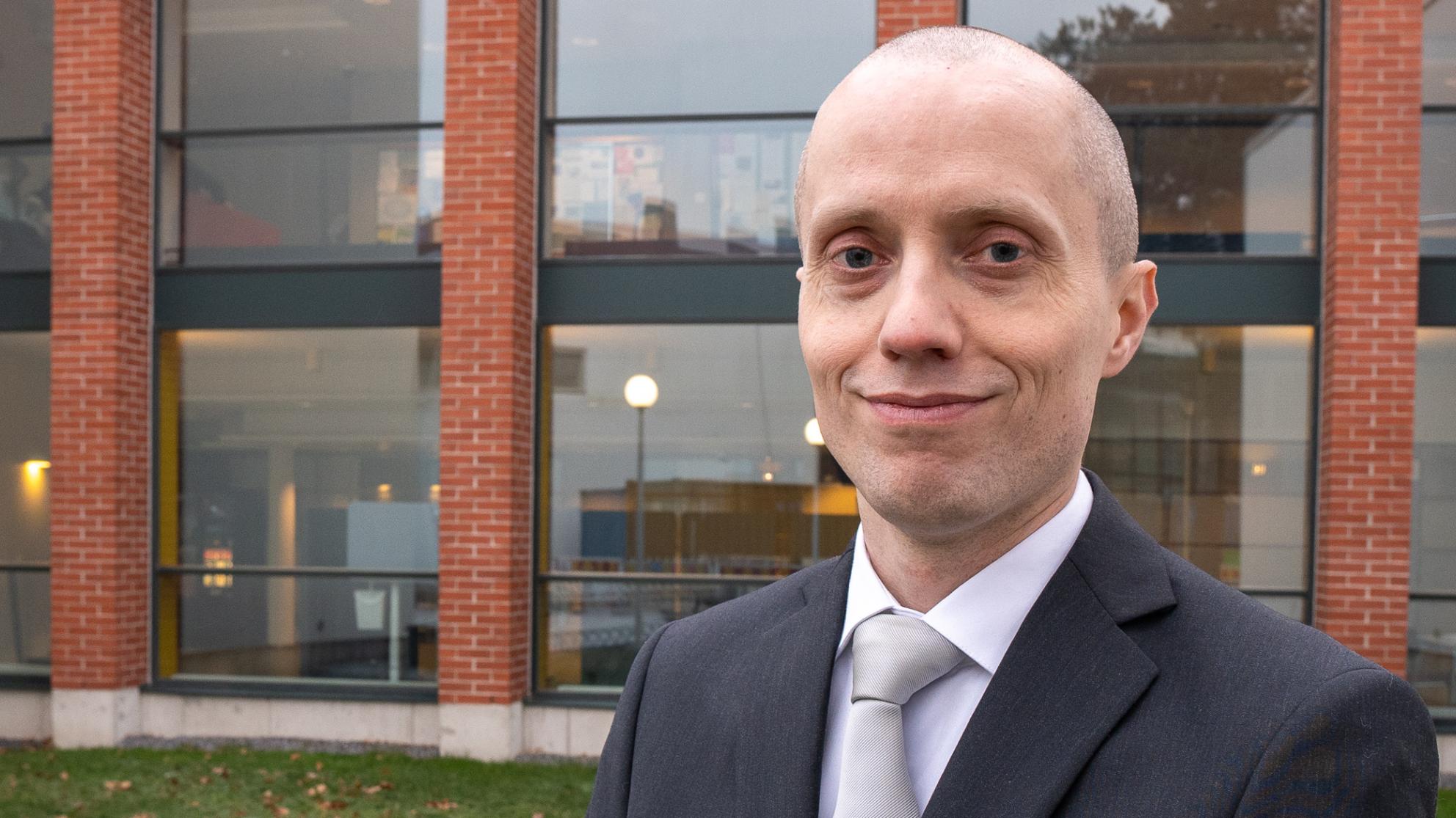 Juho-Pekka Mäkipää Vaasan yliopiston kampuksella