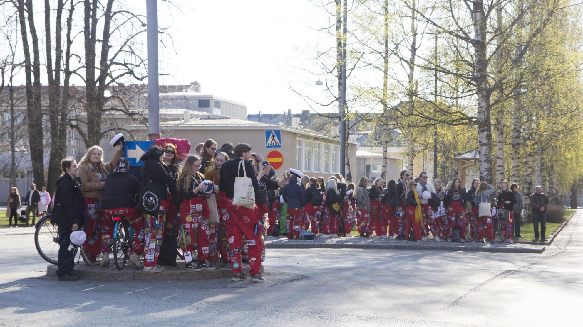 Opiskelijoita vappuna