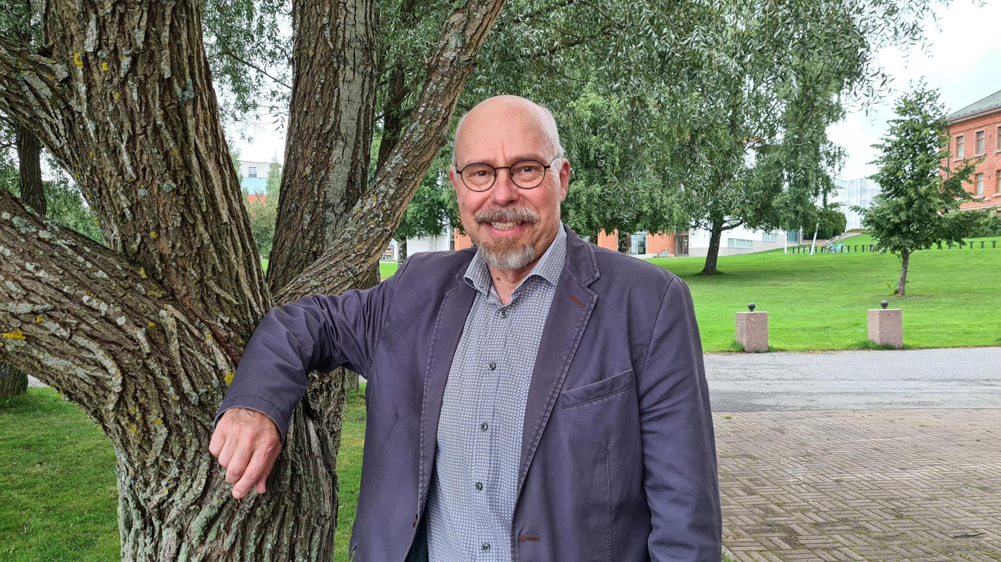 Pertti Wathen Vaasan yliopiston kampuksella