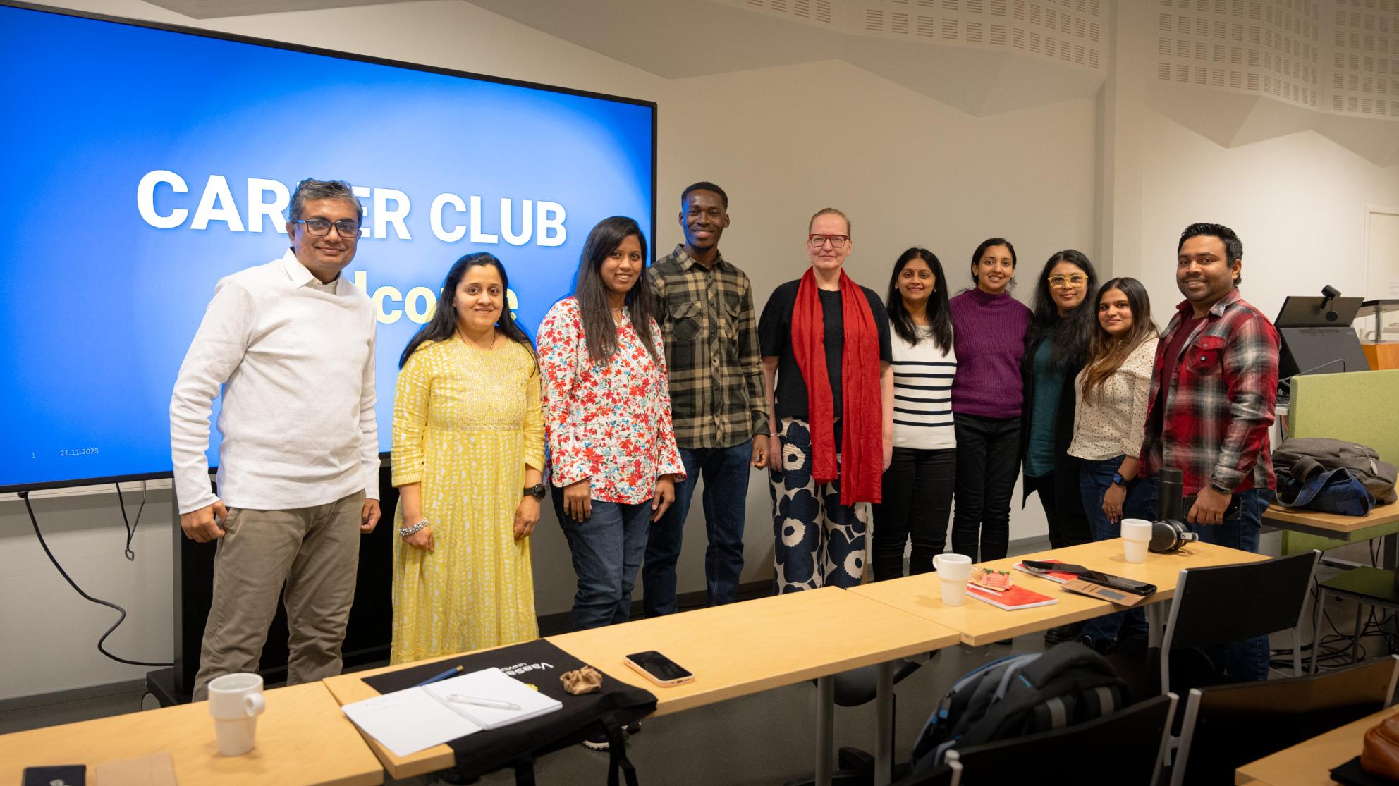 Career Clubin osallistujat ensimmäisessä tapaamisessa, kuvassa keskellä Lukumanu Iddrisu ja Johanna Kauppinen.