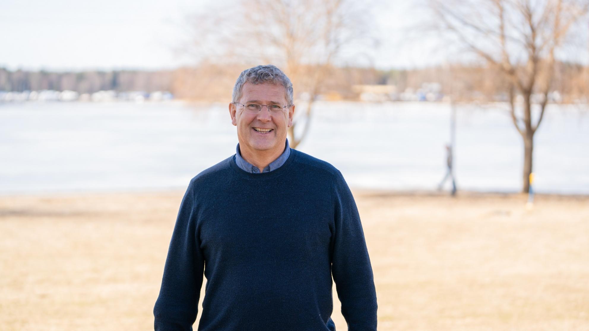 Professori Christoph Demmke kampusrannassa. 