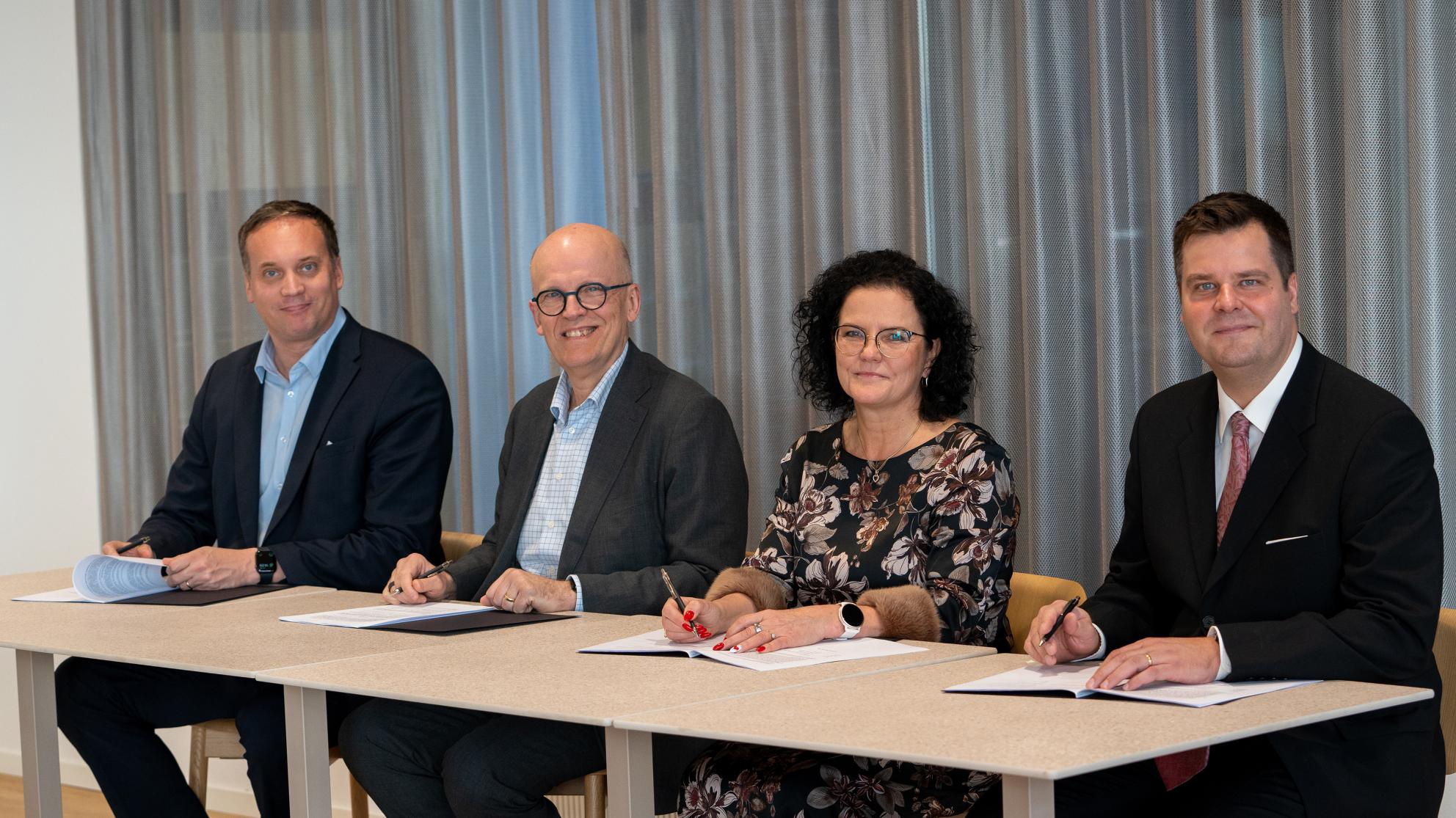 In the photo (left): Hannu Mäntymaa, Managing Director of Wärtsilä Finland, Antti Vasara, President & CEO of VTT, Minna Martikainen, Rector, and Professor Antti Niemi, Dean of the Faculty of Technology, University of Oulu.