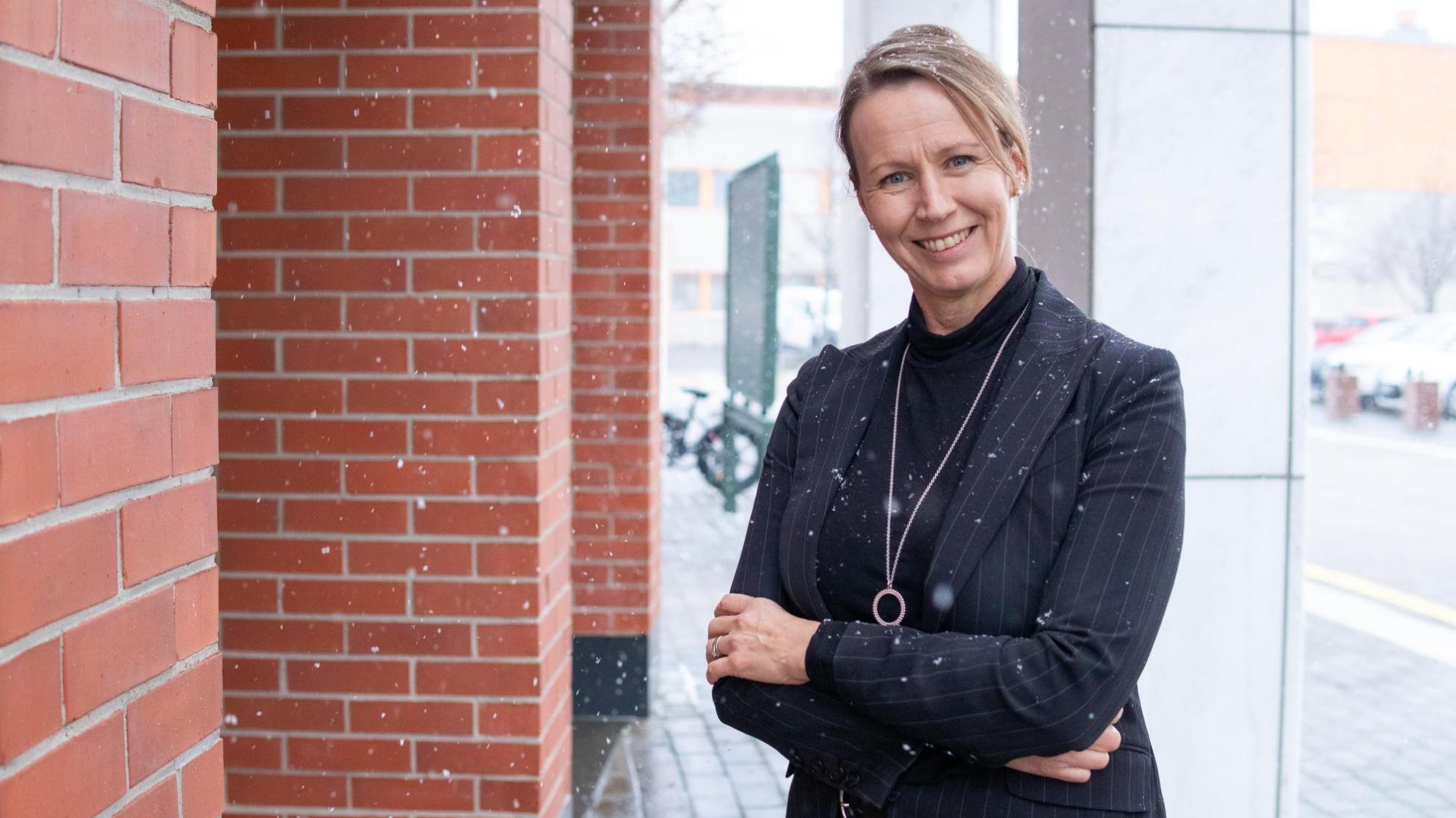Eija Pienimäki Vaasan yliopiston kampuksella talven ensilumen aikaan