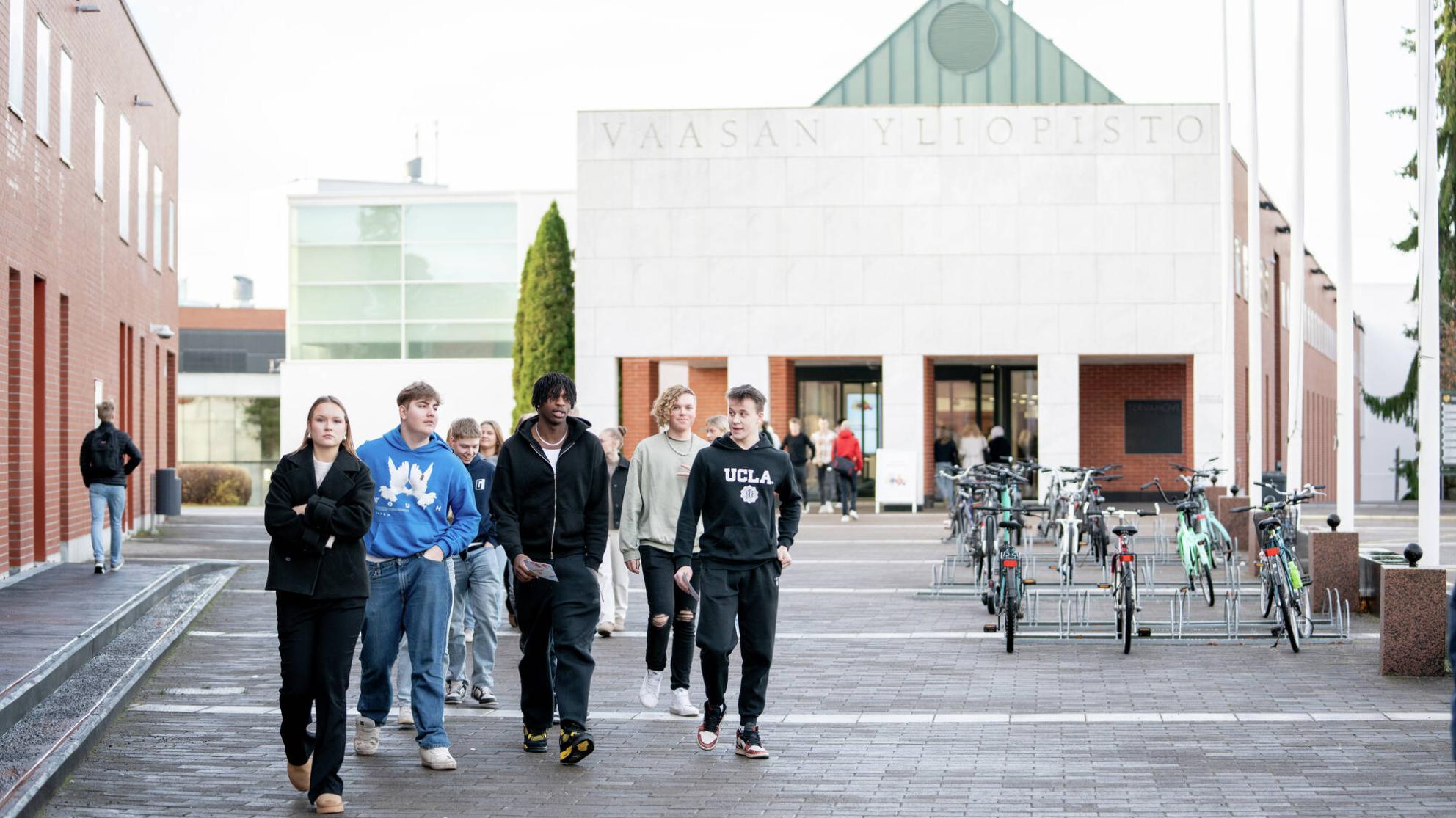 Lukiolaisia Vaasan yliopiston kampuksella marmoriportin edustalla.