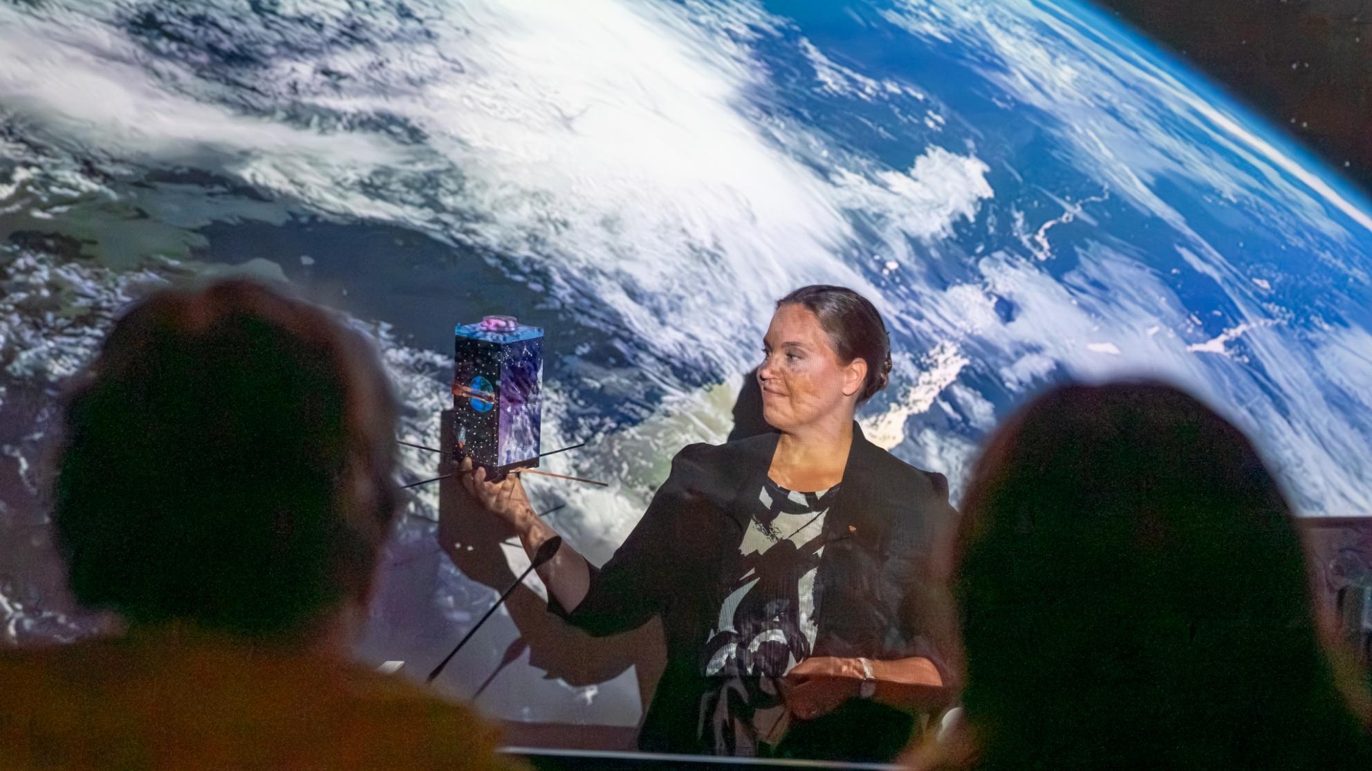 Heidi Kuusniemi ja satelliitti