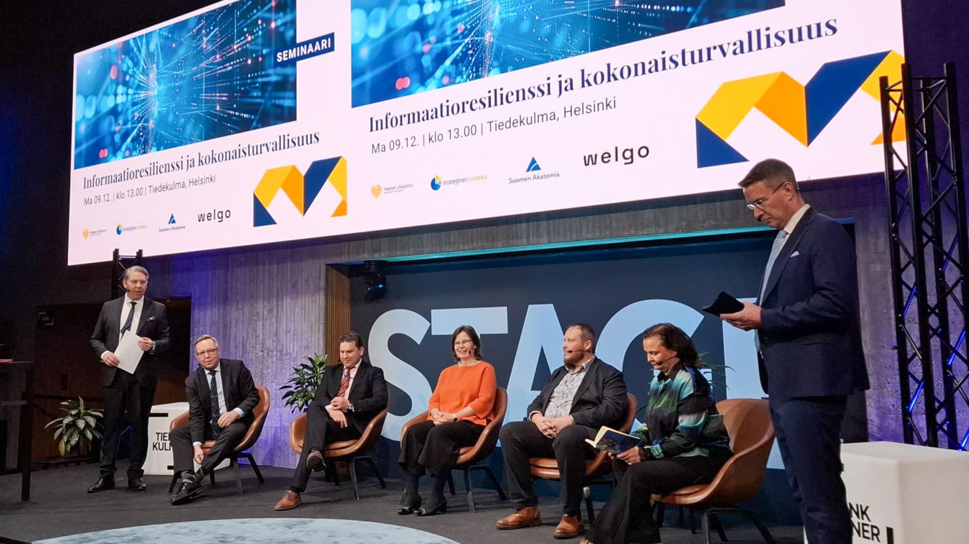 Paneelikeskustelussa Petri Uusikylä, Mika Lintilä, Eero Kytömaa, Harriet Lonka, Ville-Pekka Sorsa, Hanna Smith ja Harri Jalonen.