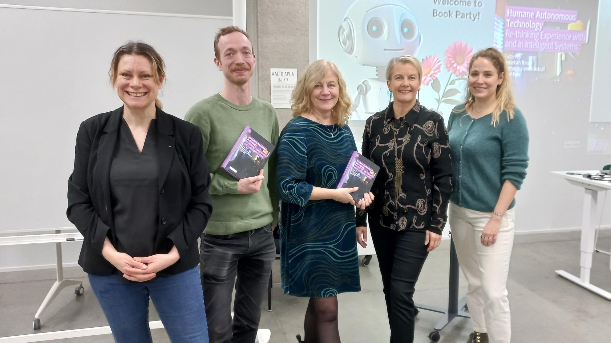 Henkilöt rivissä. Vasemmalta: Rebekah Rousi, Nils Ehrenberg, Catharina von Koskull, Virpi Roto, ja Martina Čaić. Vasemmalta: Rebekah Rousi, Nils Ehrenberg, Catharina von Koskull, Virpi Roto, ja Martina Čaić. Kuva: Natasha Stillman