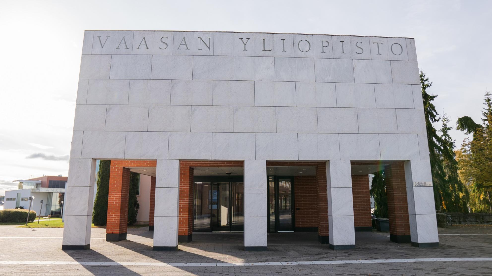 Vaasan yliopiston pääsisäänkäynti.