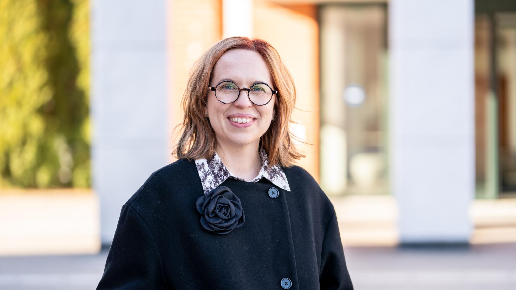 Jutta Mäkipelkola Vaasan yliopiston kampuksella