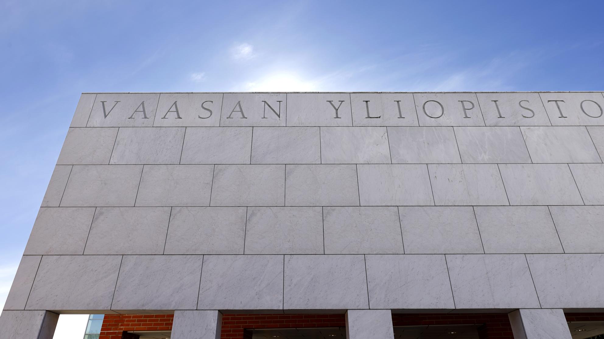 Vaasan yliopiston pääsisäänkäynti.