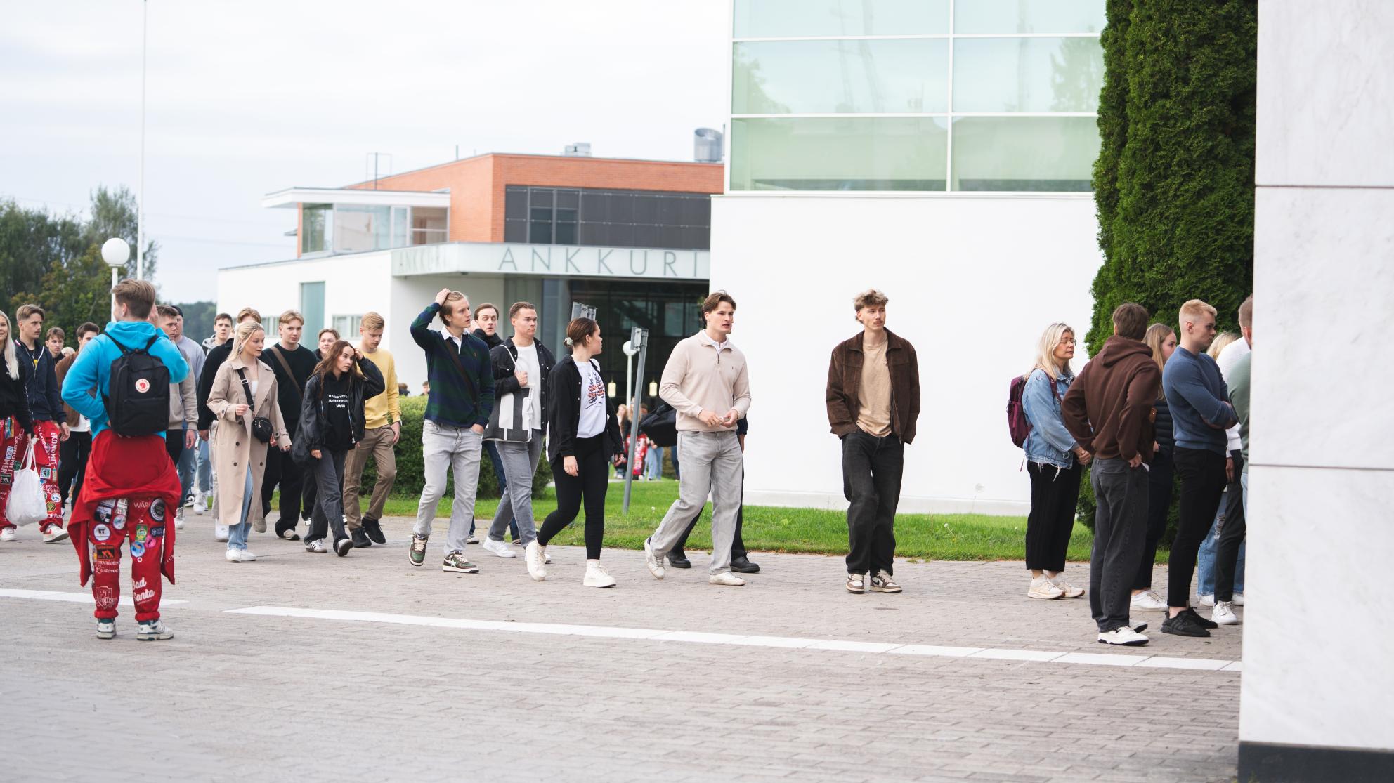 Uudet opiskelijat kampuksella