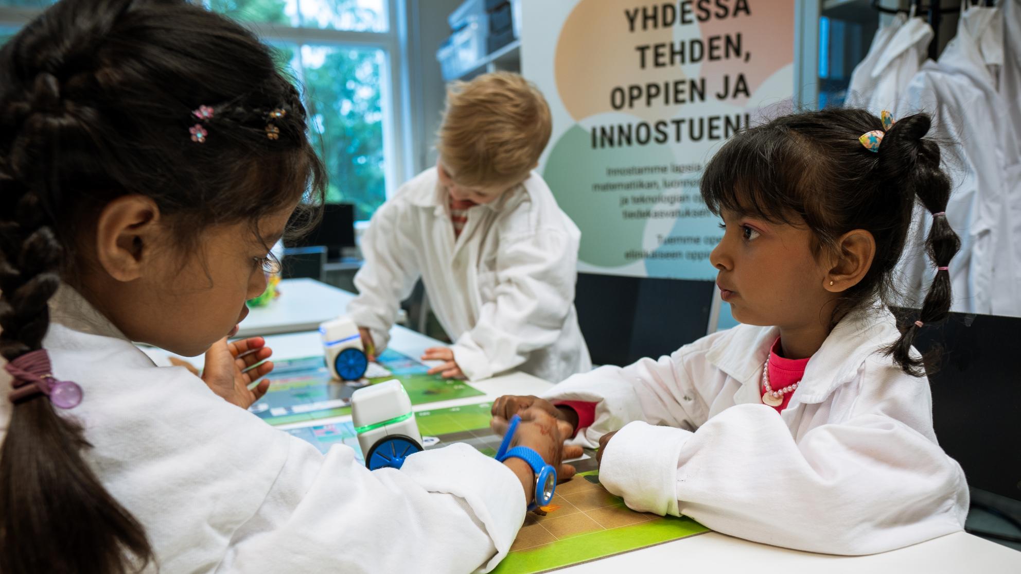 Lapset ohjelmoivat palapelin paloilla Kubo-robottia