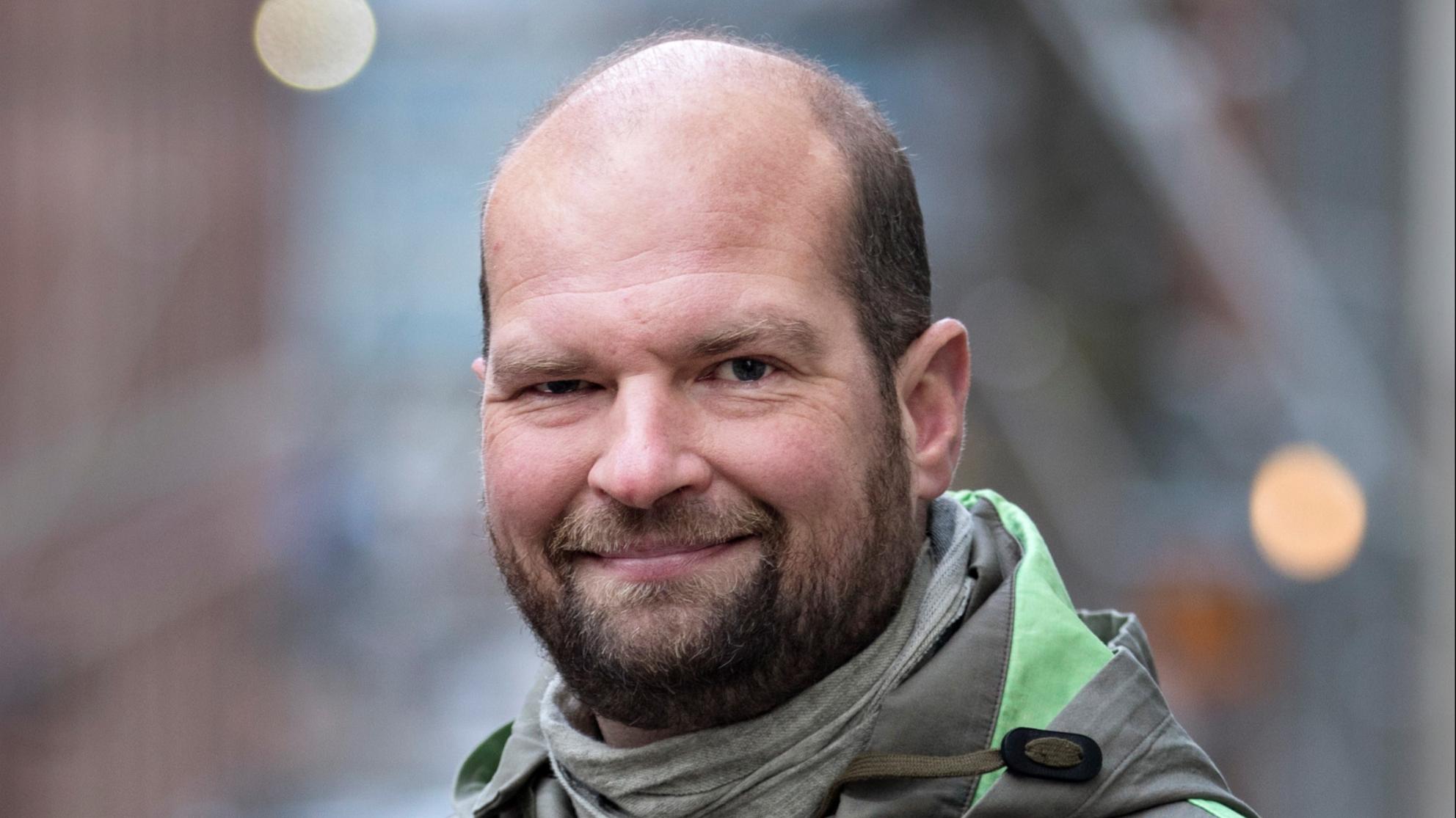 Sampo Ruoppila hymyilee ja katsoo kameraan.