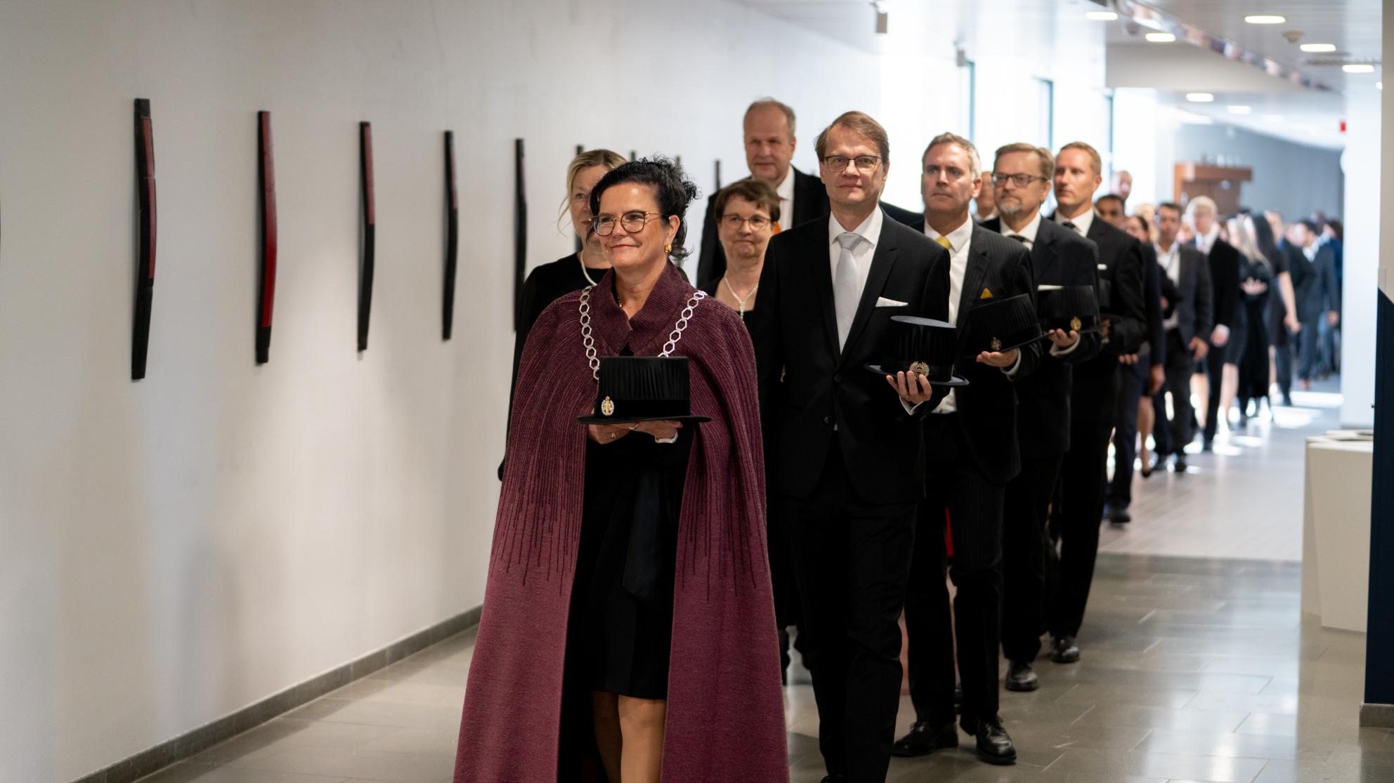 Minna Martikainen ja lukuvuoden avajaisten 2025 kulkue