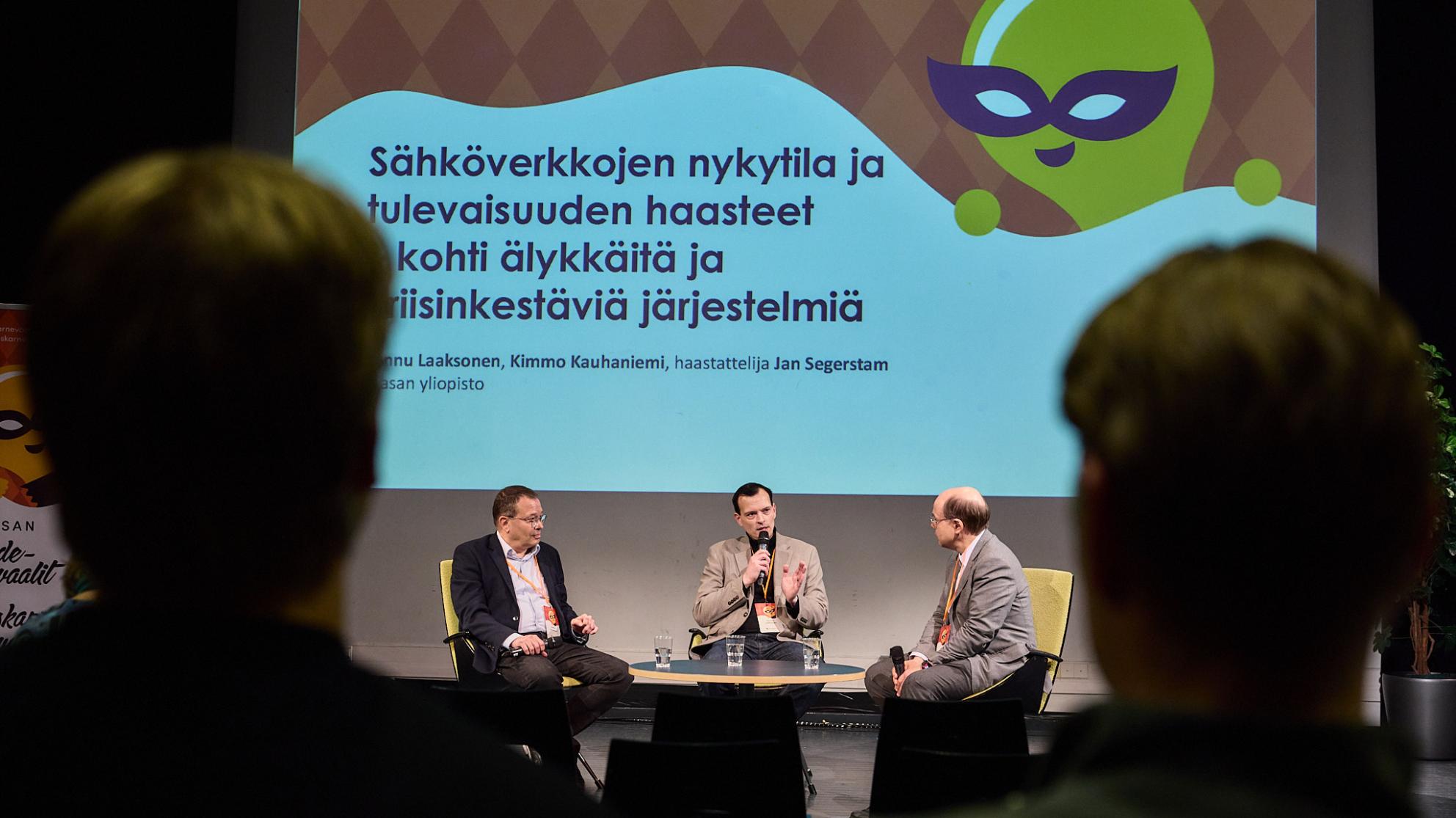 Paneelikeskustelu Vaasan tiedekarnevaaleilla, kuva Linus Lindholm