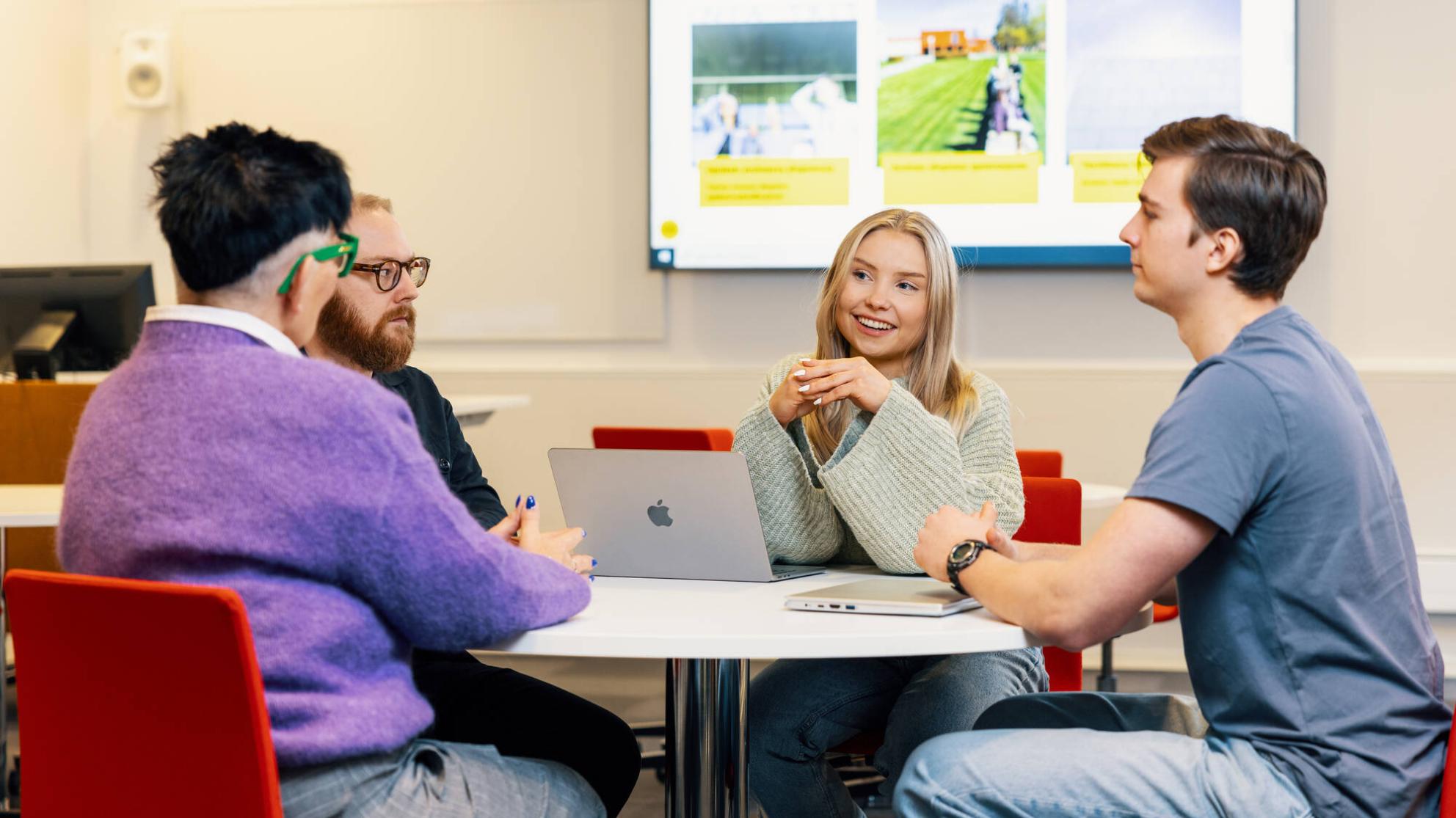 Opiskelijoita kampuksella