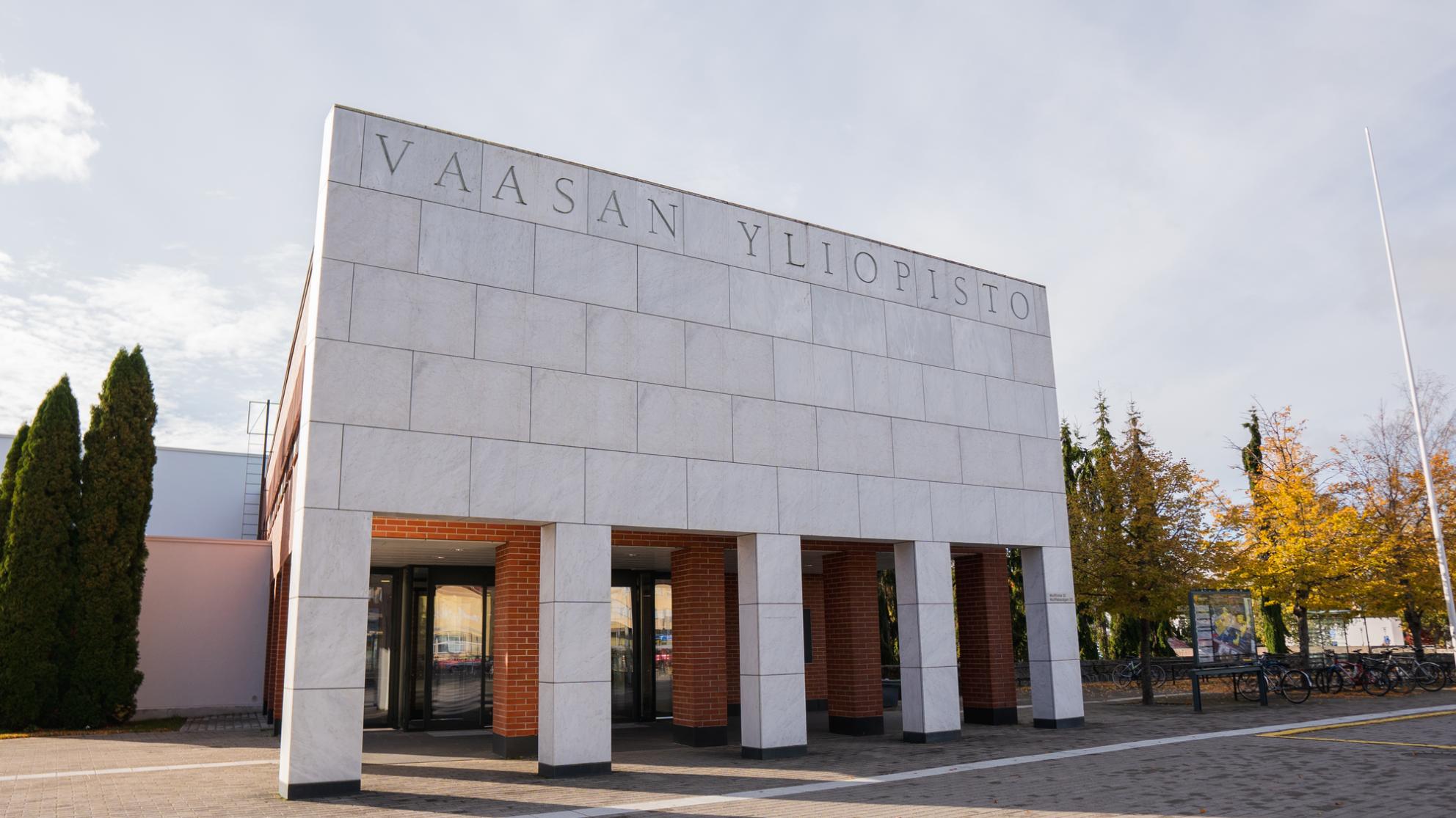 Vaasan yliopiston pääsisäänkäynti marmoriportti