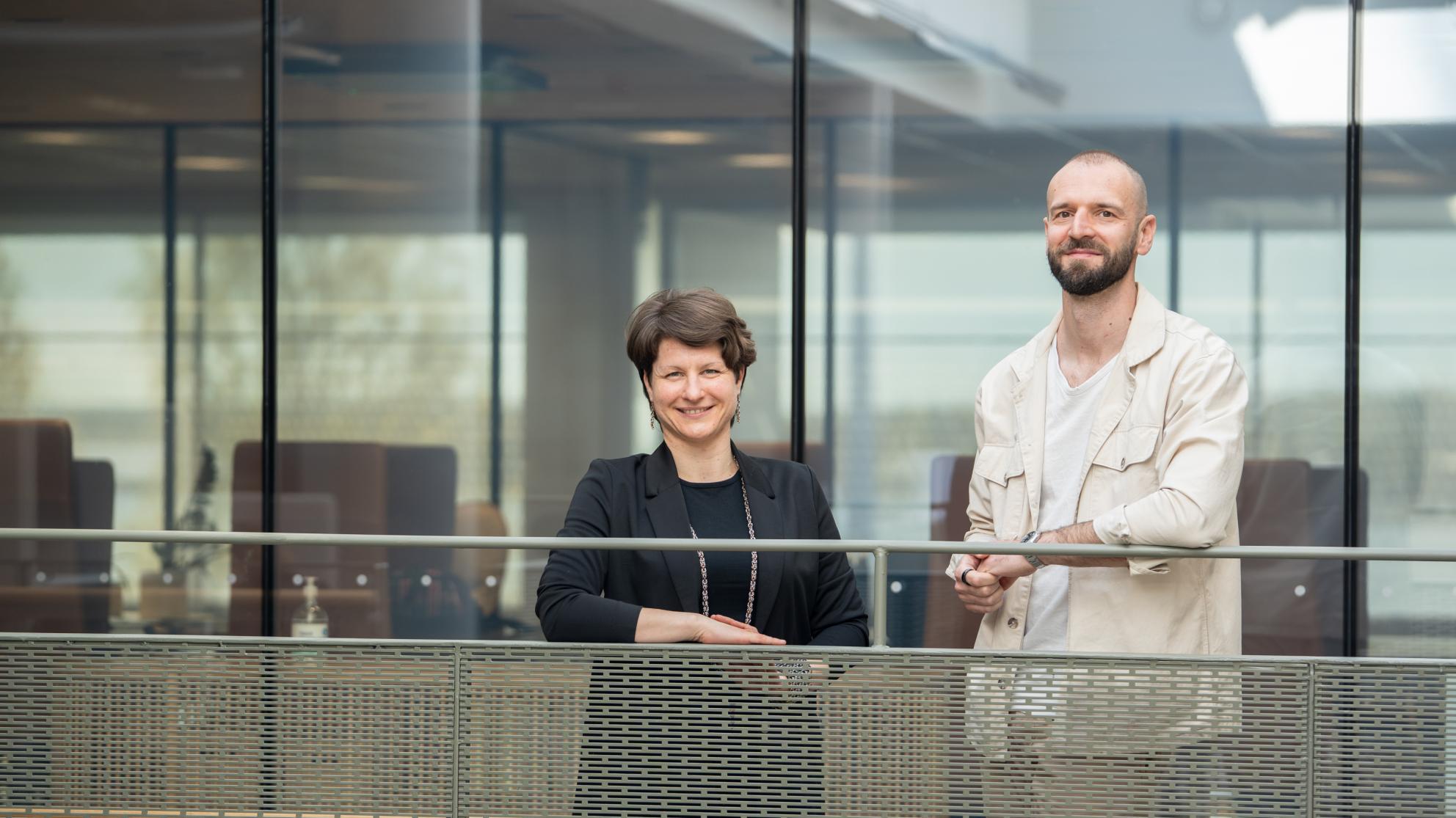 Kuvassa hymyilevät nainen ja mies Vaasan yliopiston tiloissa