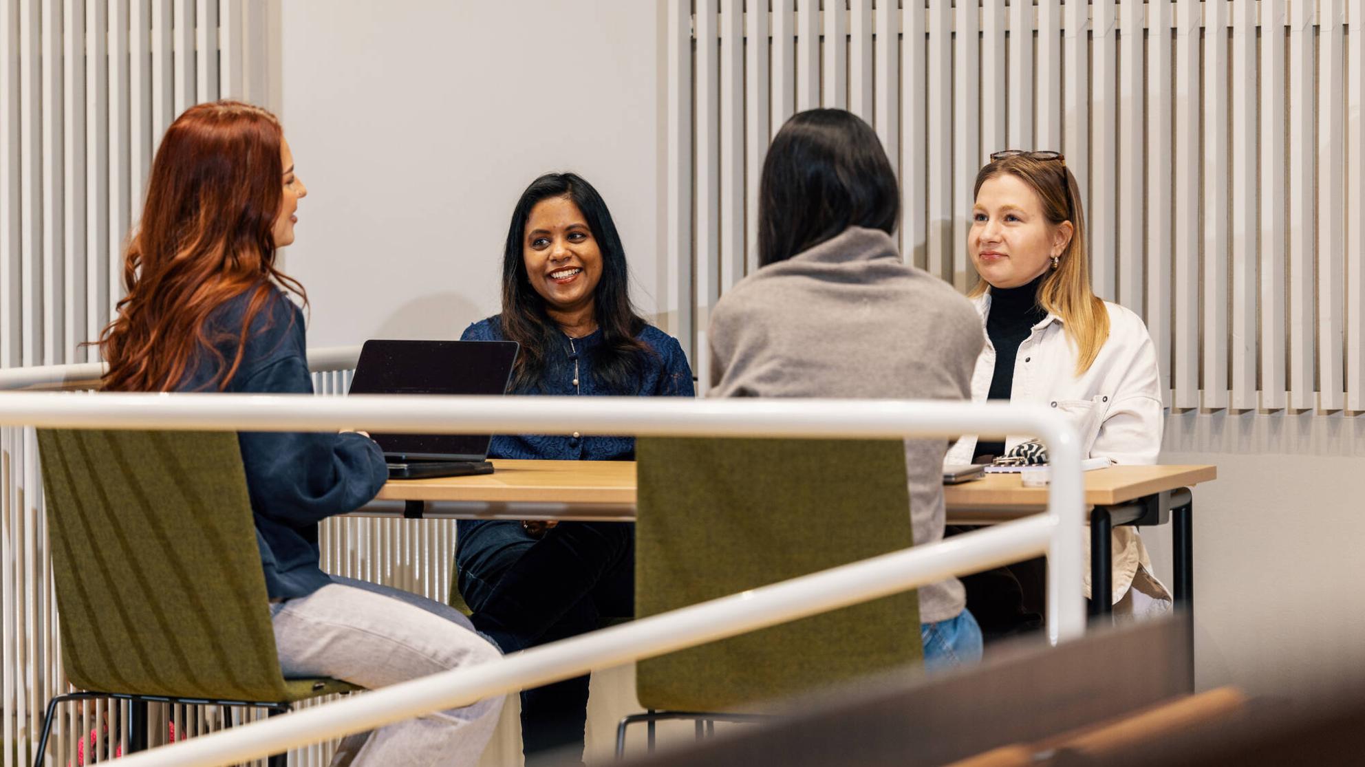 Opiskelijat luennolla Levonissa