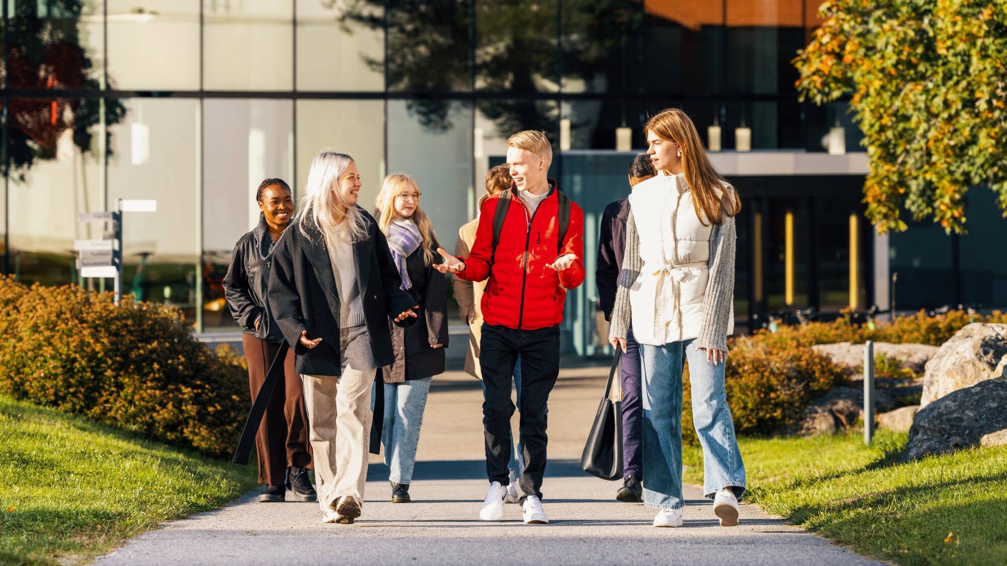 Opiskelijat Ankkurin edessä ulkona