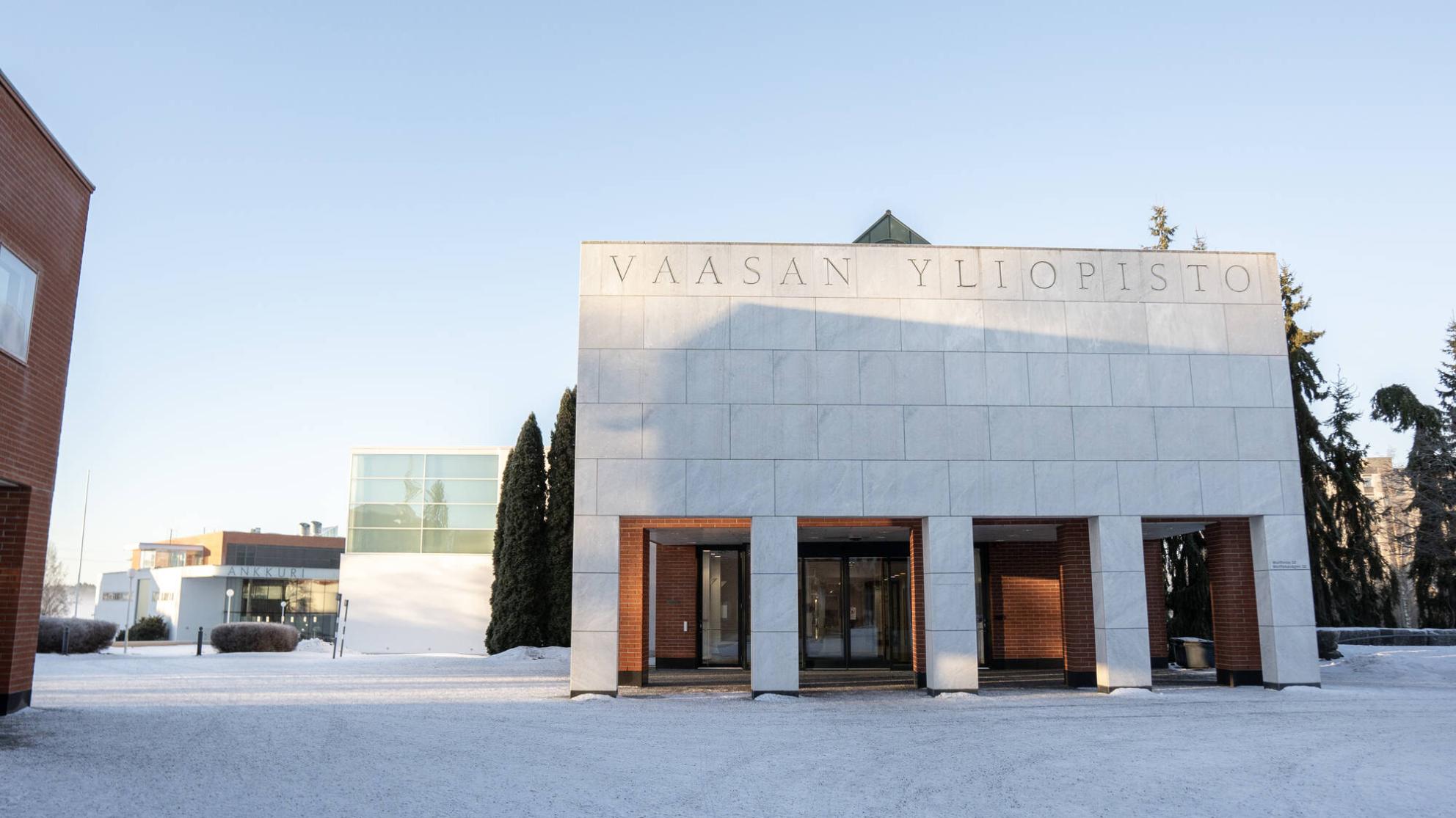 Vaasan yliopiston pääsisäänkäynnin marmoriportti talvella kuvattuna