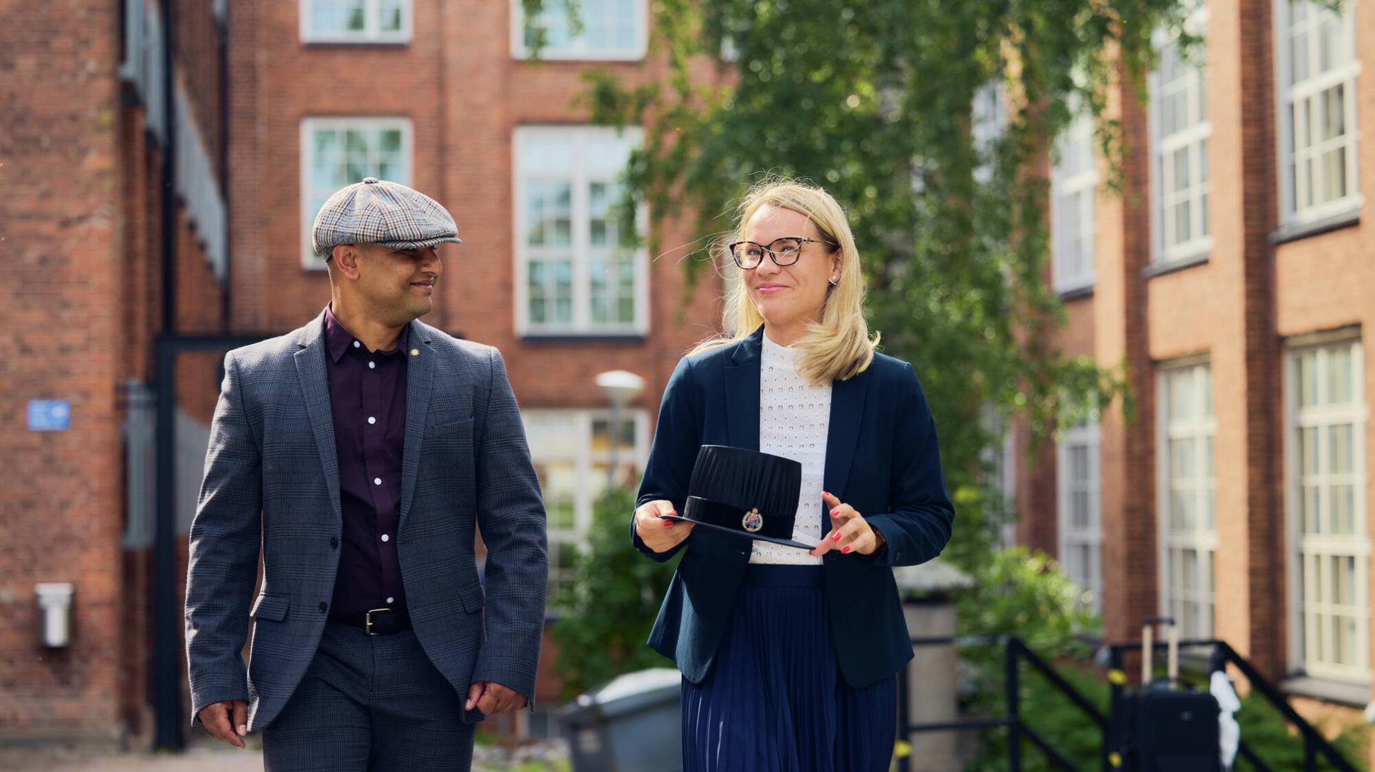Nainen ja mies kävelemässä Vaasan yliopiston kampuksella 