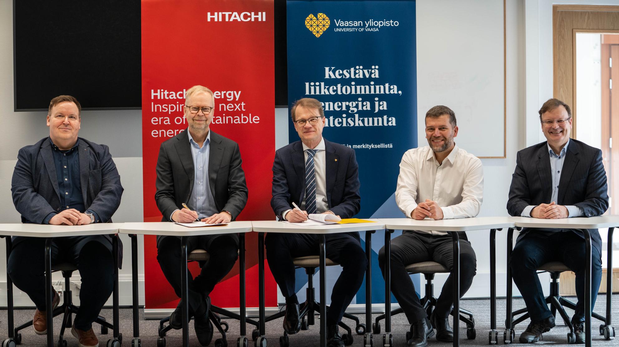 Hitachin ja Vaasan yliopiston yhteinen kuva allekirjoitustilaisuudesta