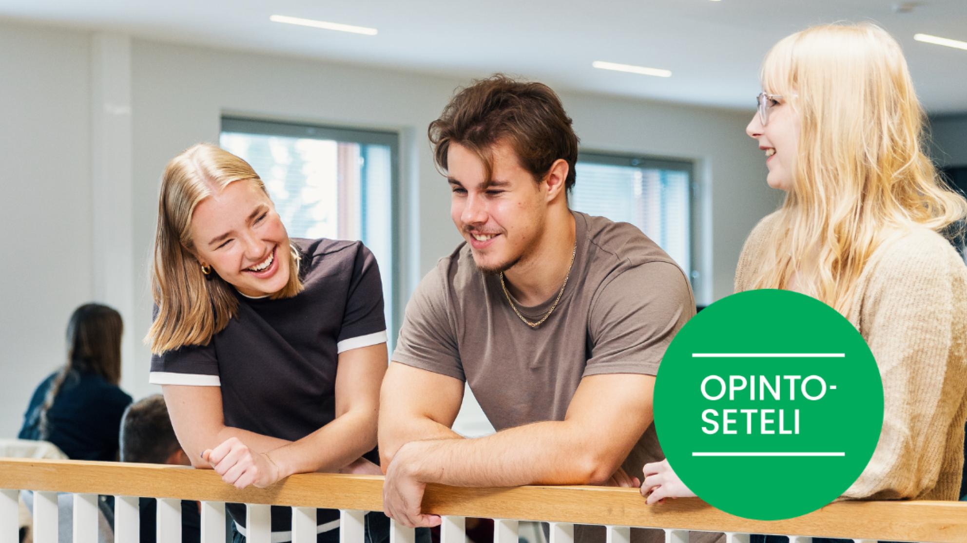 Kolme opiskelijaa ja opintosetelin logo