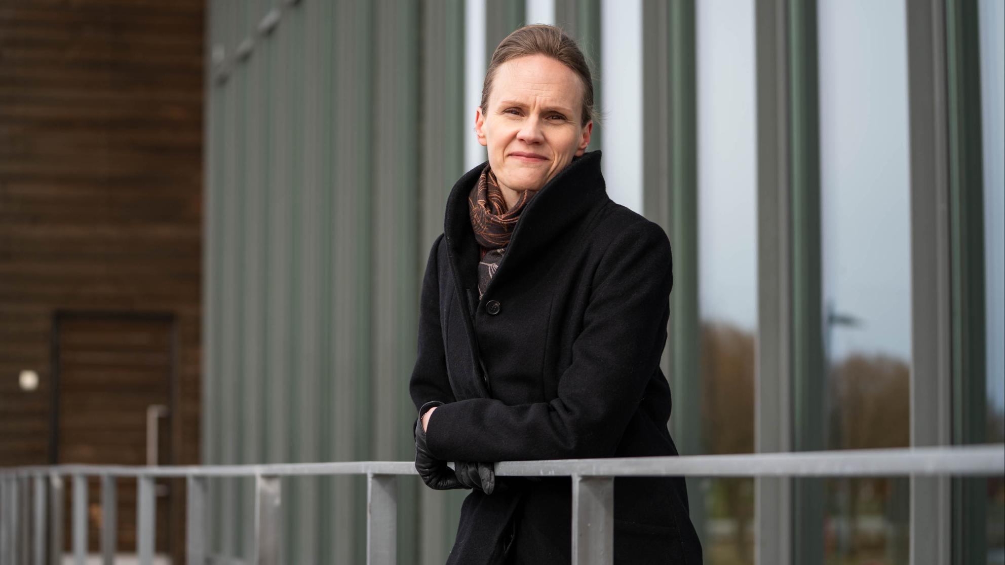 Helka Kalliomäki kuvattuna Vaasan yliopistolla meren rannassa