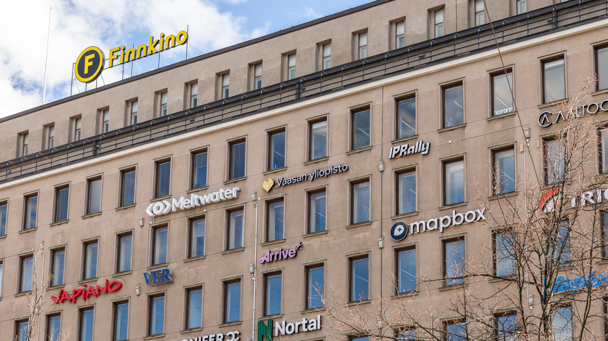 Helsingin kampus logo seinässä
