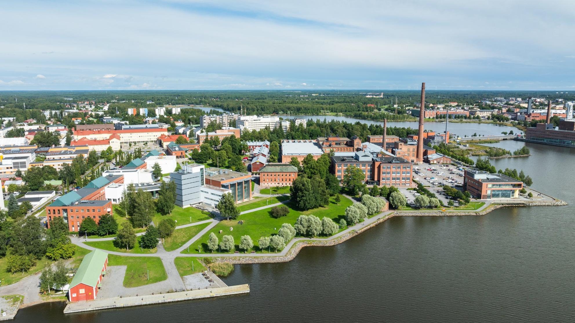 Vaasan yliopiston kampus ilmakuvassa kaupunkiin päin