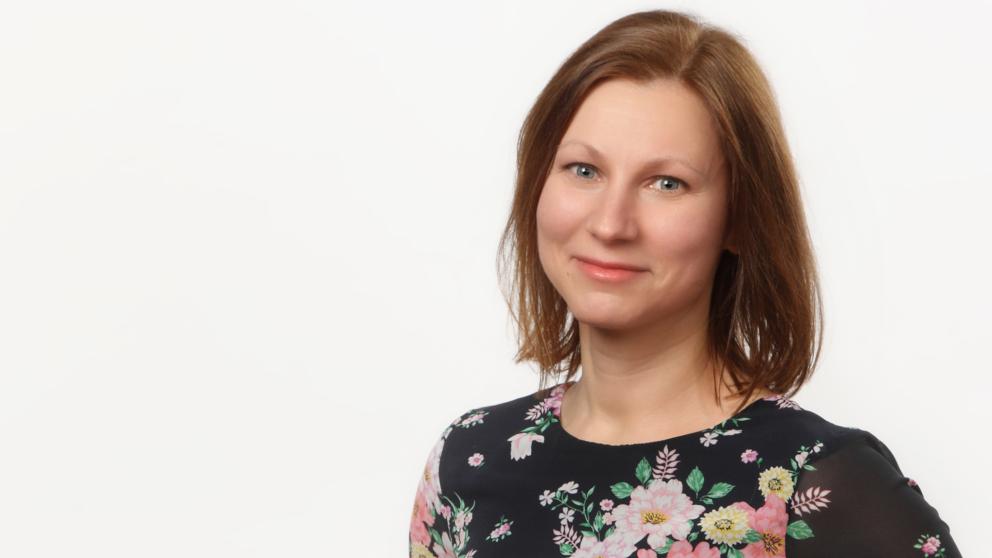 Apulaisprofessoriksi nimitettyä Johanna Hautalaa kiinnostaa tutkia, mitä tapahtuu, kun tietoyhteiskunta astuu tekoälyn aikaan. Kuva: Kamera-aitta Johanna Hautala, kuva: Kamera-aitta