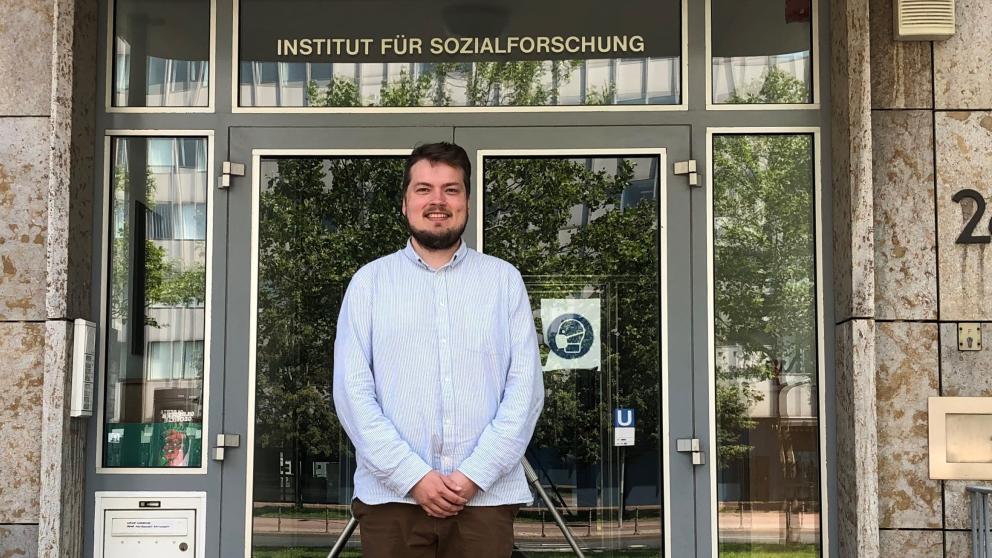 Vaasan yliopistossa väittelevä Jari Autioniemi Frankfurtin koulukunnan perustaman yhteiskuntatieteellisen tutkimuslaitoksen edessä Saksassa. Vaasan yliopistossa väittelevä Jari Autioniemi Frankfurtin koulukunnan perustaman yhteiskuntatieteellisen tutkimuslaitoksen edessä Saksassa. Väitöskirjassa on sovellettu koulukunnan tunnetun edustajan Jürgen Habermasin kommunikatiivista toimintateoriaa. Kuva: Jari Autioniemen arkisto