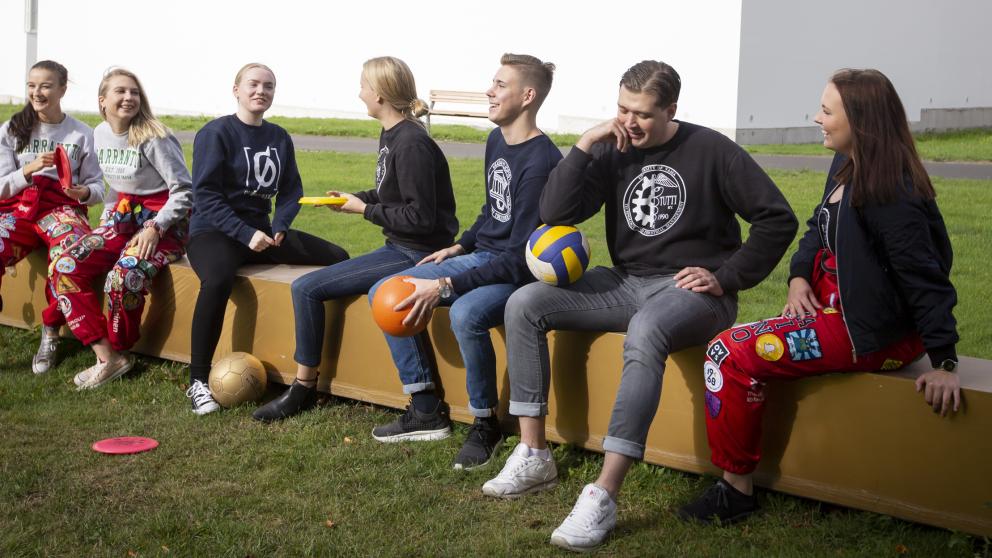 Opiskelijat ulkona
