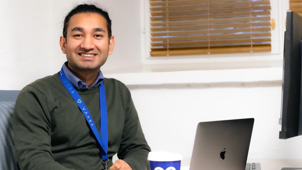 Tareque Mahmud, an international business student at the University of Vaasa, was selected as a project and marketing trainee for the City of Vaasa. Tareque Mahmud töissä Vaasan kaupungilla