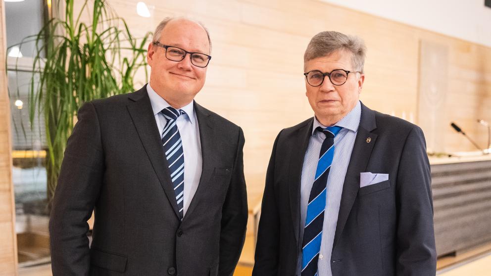 Vaasan yliopiston puolesta juhlaan osallistunut laskentatoimen professori Marko Järvenpää (vas.) ja yliopiston alumni Heikki Hurtig. Vaasan yliopiston laskentatoimen professori Marko Järvenpää (vas.) ja Heikki Hurtig