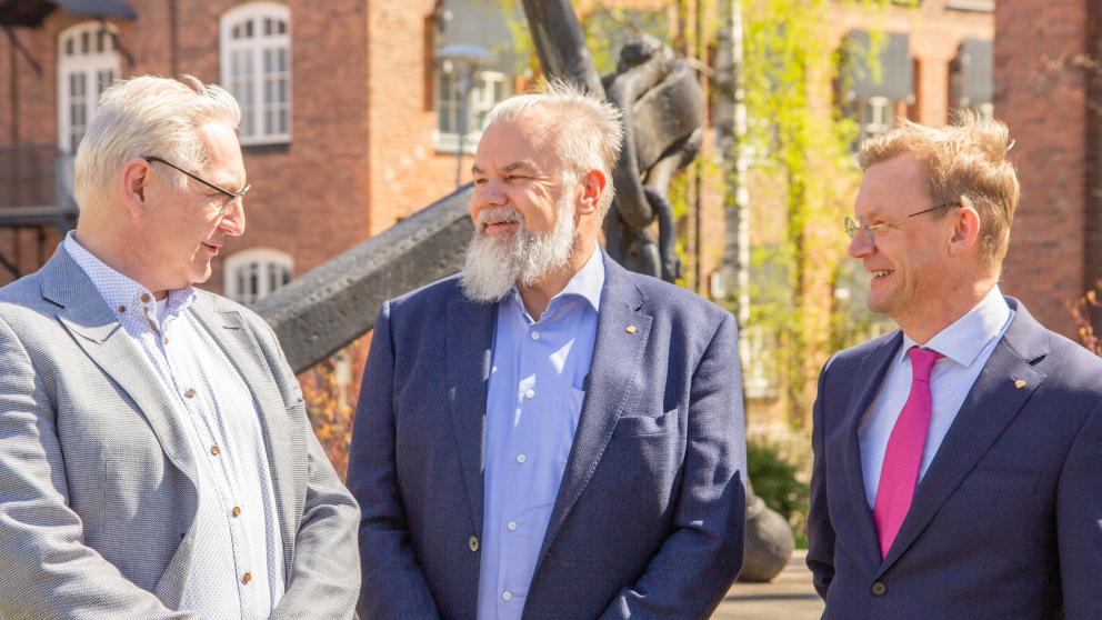 Pasi Tuominen, Harry Linnarinne ja Jari Kuusisto juttelevat kampuksella.