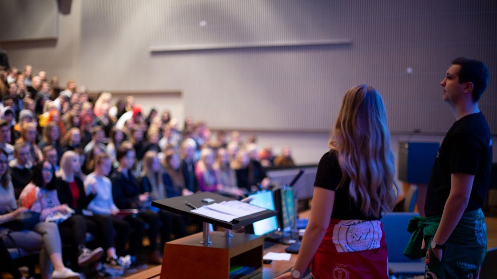 Opiskelijoita auditoriosssa