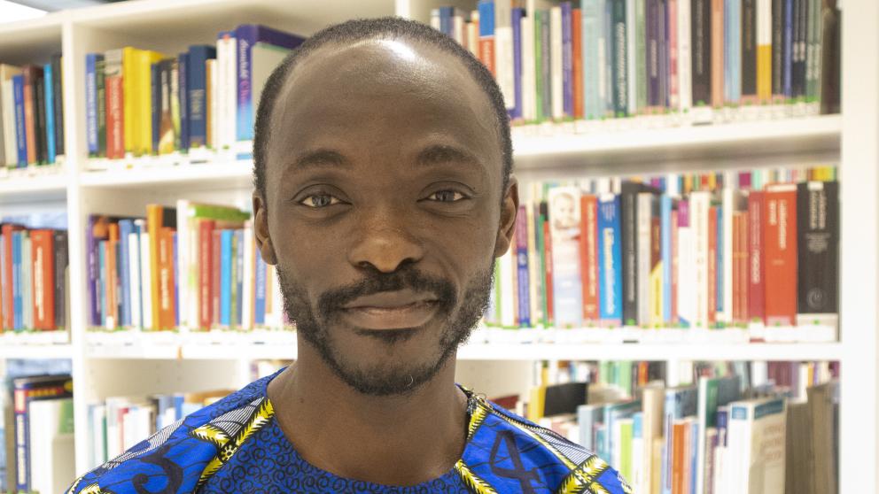 Emmanuel Kusi Appiah Vaasan yliopiston Tritonia-kirjastossa