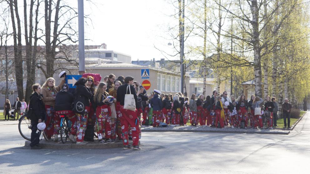 Opiskelijoita vappuna